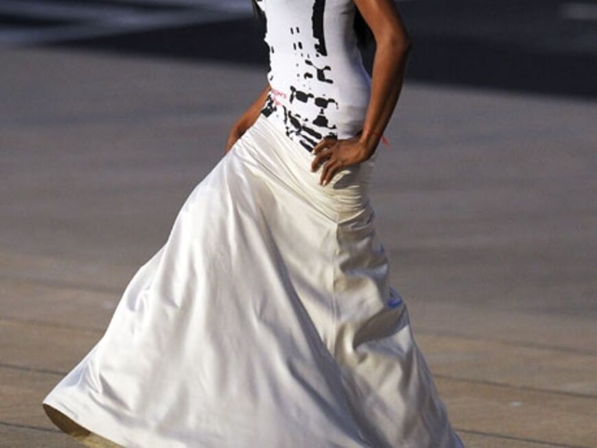 Unter freiem Himmel schritt Topmodel Naomi Campbell in einer bodenlangen Robe über den langen Catwalk