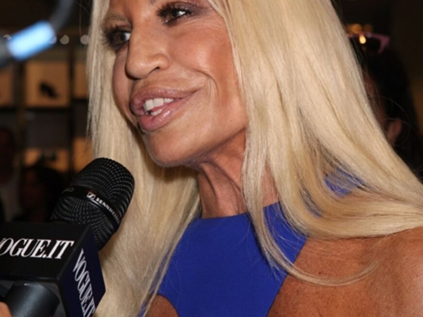Donatella Versace beantwortet die Fragen der Reporter. Auffällig: ihre frisch blondierte Mähne und die viel zu braune Haut