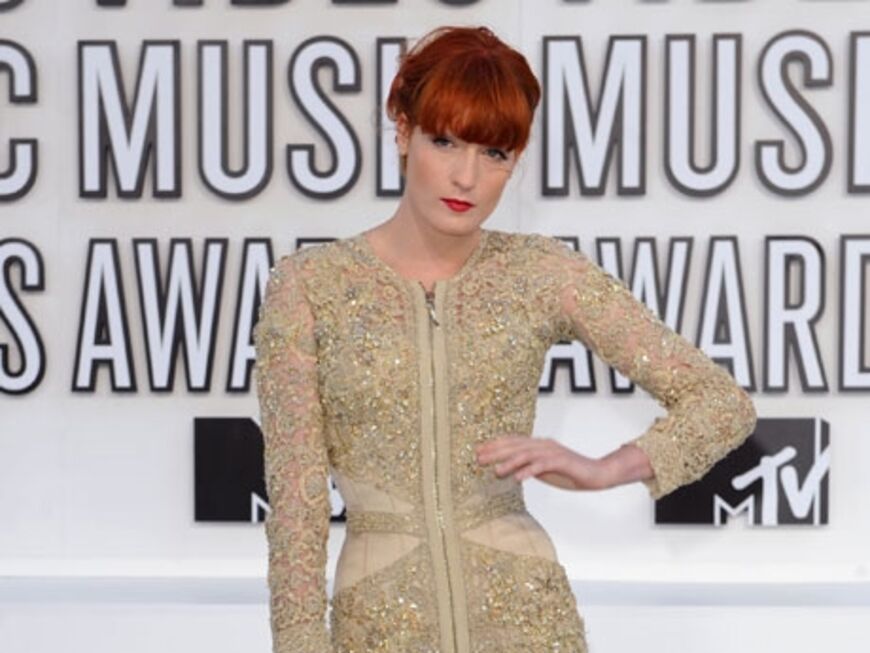 Sah nicht nur toll aus, sondern durfte auch noch einen Preis entgegennehmen: Florence Welch von Florence and the Machine legte die Beste künstlerische Leitung mit "Dog Days Are Over" hin und wurde dafür mit einem begehrten Moonman ausgezeichnet