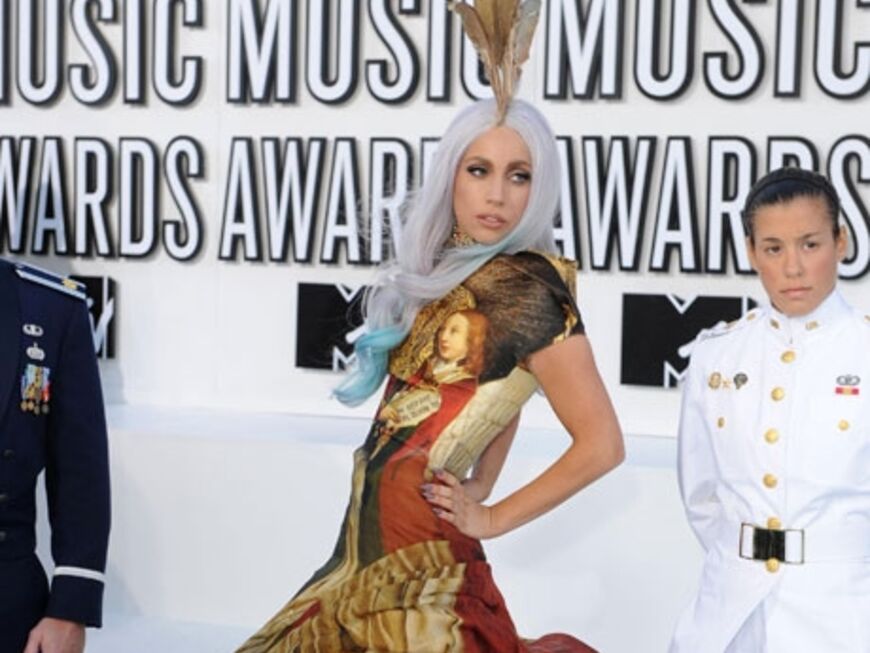 Lady GaGa mit goldener Feder auf dem Kopf