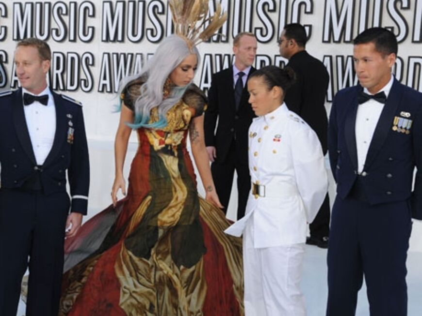 Die derzeitige Queen of Pop samt Entourage: Lady Gaga macht wie immer aus ihrem Auftritt eine gelungene Show