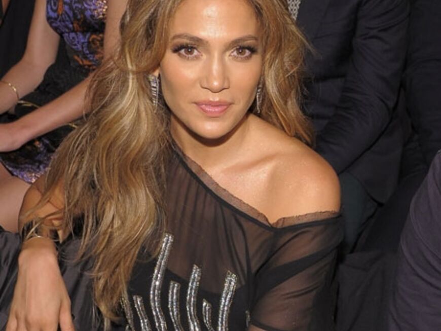 Jennifer Lopez sitzt bei Tommy Hilfiger in der ersten Reihe