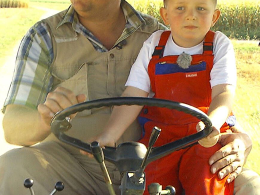 Dem Fünfjährigen gefällt es auf dem Bauernhof, vor allem liebt er es, mit Kurt Trecker zu fahren