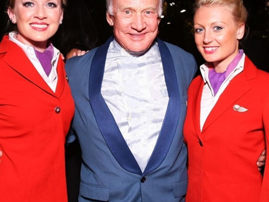 Astronaut Buzz Aldrin umringt von zwei hübschen Mädels im roten Stewardessen-Outfit