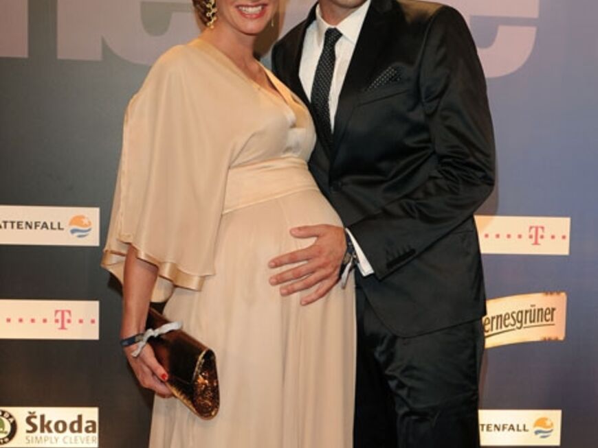 Strahlend schön und hochschwanger: Moderatorin Mareile Höppner mit ihrem Mann. Das Paar erwartet sein erstes Kind