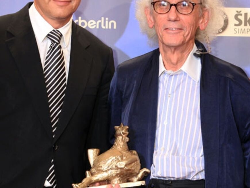 Berlins Regierender Bürgermeister Klaus Wowereit gratulierte dem Verhüllungskünstler Christo, der für sein Lebenswerk ausgezeichnet wurde