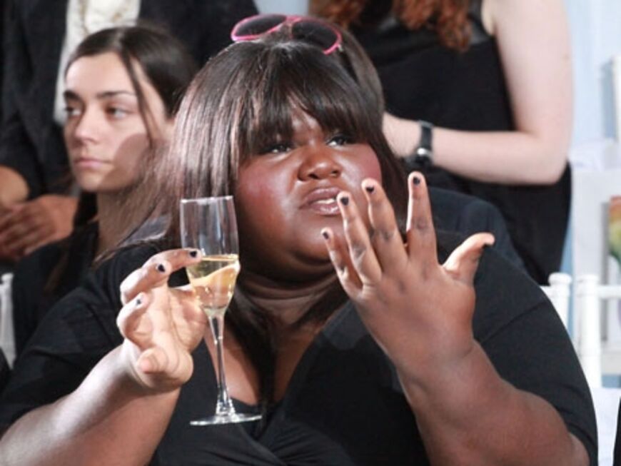 Hollywood-Star Gabourey Sidibe durfte in der ersten Reihe bei der Show von Onestopplus.com sitzen. Dazu gabs ein Glas Champagner. Cheers!