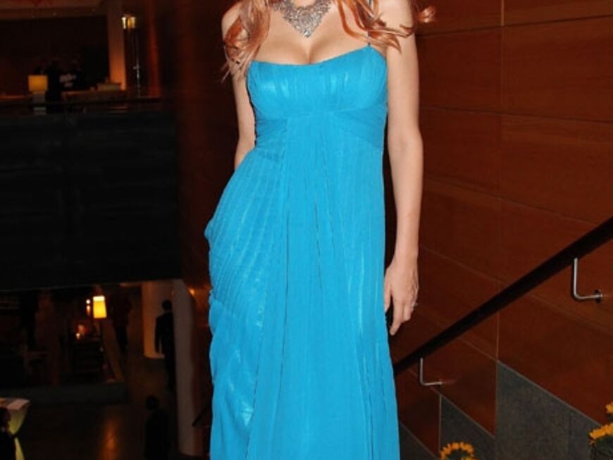 Kontrastreich: zu ihren roten Haaren trung Schauspielerin Yasmina Filali ein bodenlanges, blaues Kleid