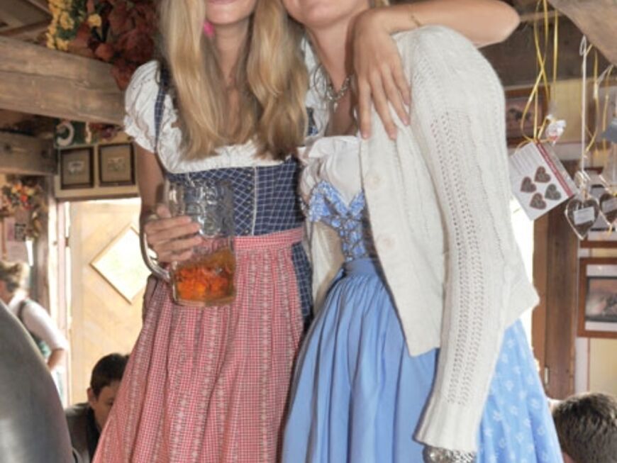 Gemeinsam mit ihrer Schwester Jeanette feierte Julia Stegner am Samstag im Käferzelt