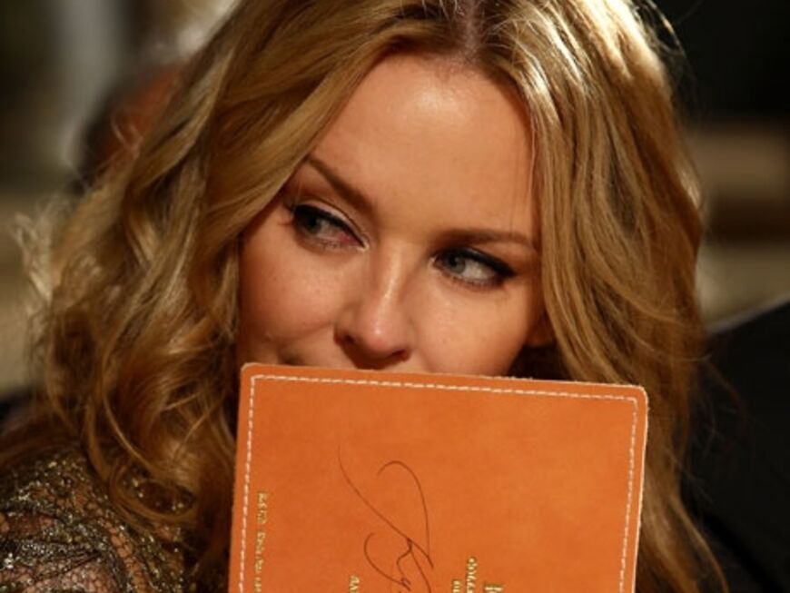 Kylie Minogue beobachtet aufmerksam, was Pucci auf dem Laufsteg zeigt