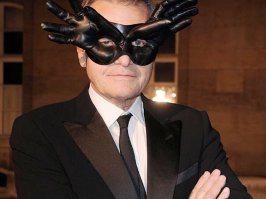 Hand drauf: Der französische Modedesigner Jean-Charles de Castelbajac entschied sich für dieses sonderbare Masken-Modell
