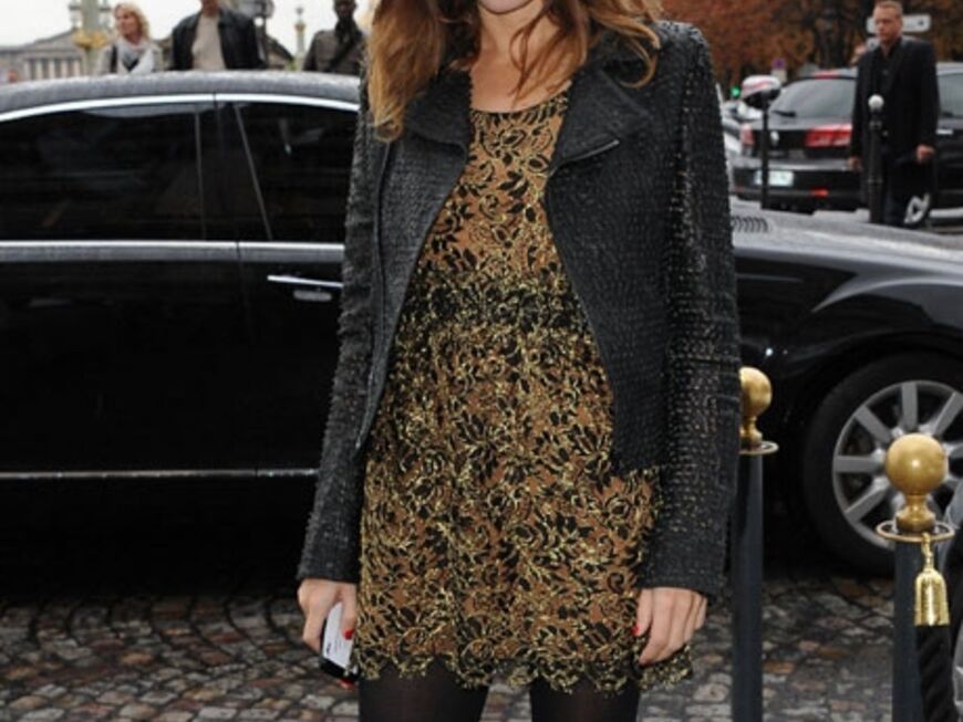 Soft-Rock: Schauspielerin Lou Doillon trägt zum leichten Kleidchen eine schwere Jacke mit Pailletten. Perfekter Herbst-Look!