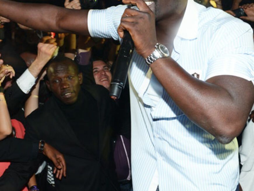 Party ohne Ende! Sänger Akon wollte den Leuten in Cannes einmal so richtig einheizen.