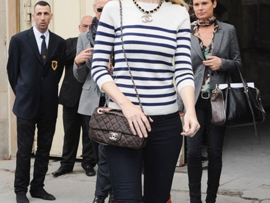 Claudia Schiffer auf dem Weg ins Grand Palais zur Show von Chanel. Und natürlich von Kopf bis Fuß im selbigen angezogen