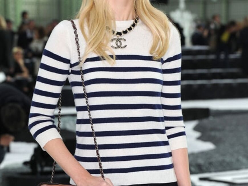 Stars in stripes: Claudia Schiffer bei Chanel