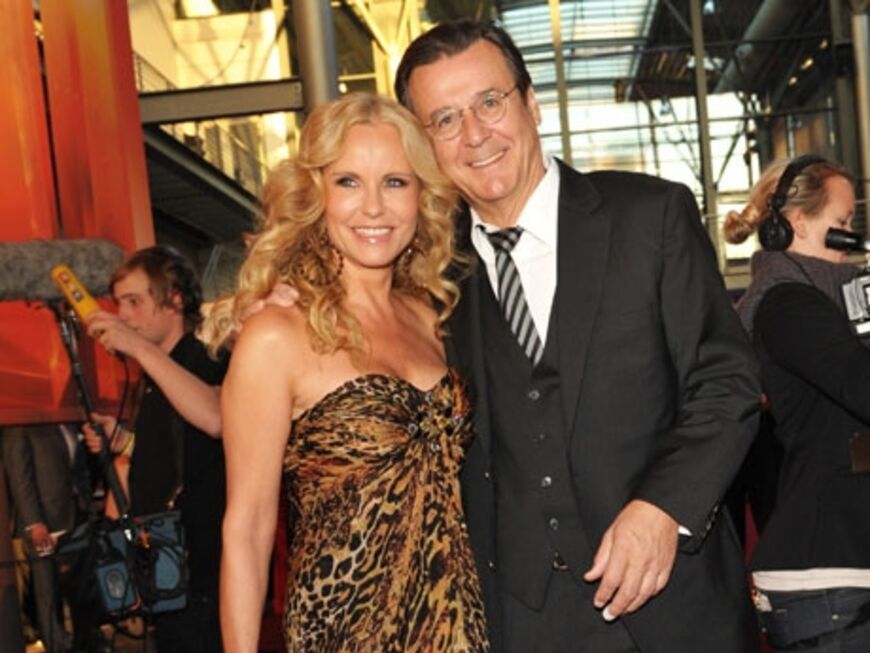Im Leo-Look: RTL-Moderatorin Katja Burkhard in einem Kleid von Barbara Schwarzer mit Mann Hans Mahr