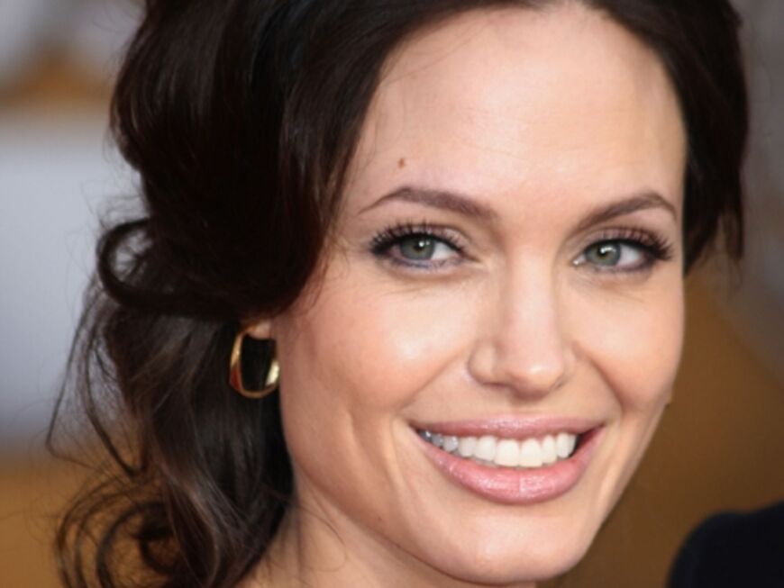 Jolie bezauberte ihre Fans auf dem roten Teppich mit ihrem natürlichen Look und ihrer etwas dunkleren Haarfarbe.