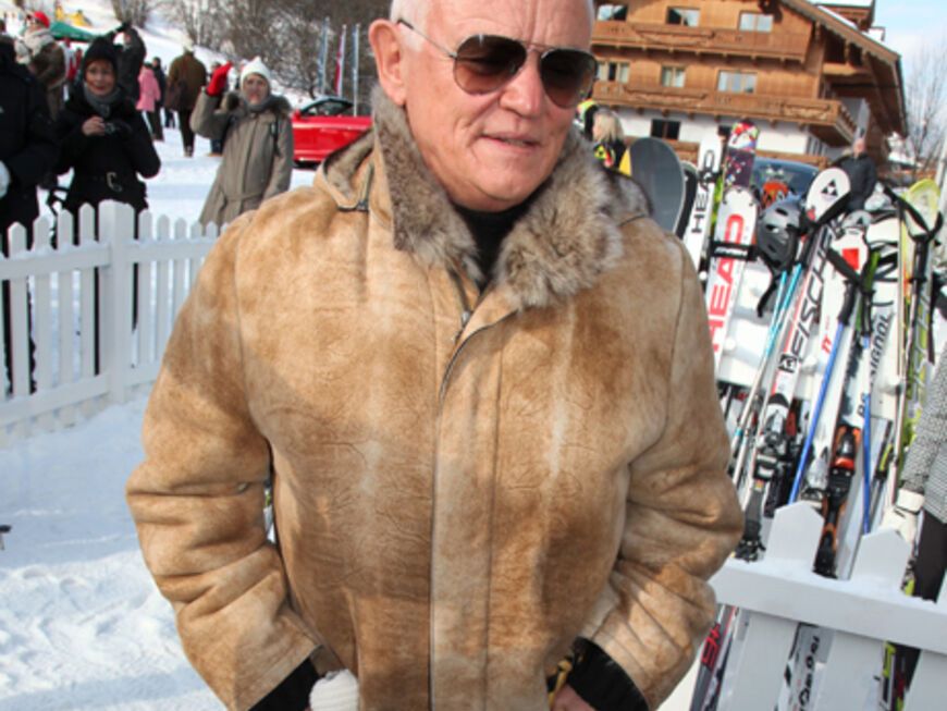 Gut eingepackt zeigte sich Designer Werner Baldessarini im Nobel-Skiort. Dort trafen sich die Promis zum berühmten Hahnenkamm-Rennen
