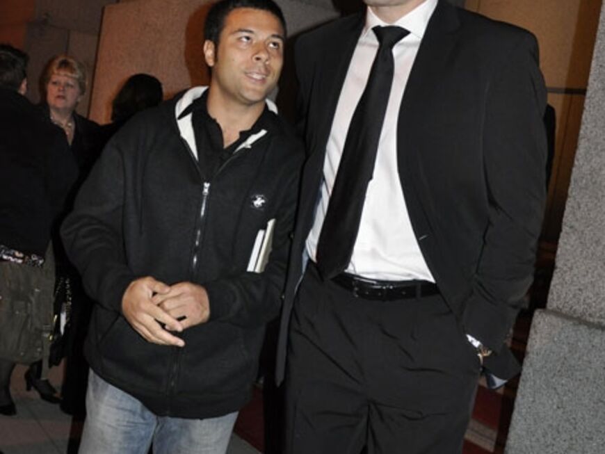 Vitali Klitschko posiert gut gelaunt mit einem wartenden Fan