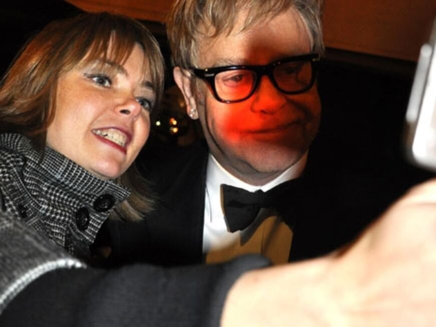Elton John nahm sich genügend Zeit, um den wartenden Fans vor dem Ciripani Foto- und Autogrammwünsche zu erfüllen
