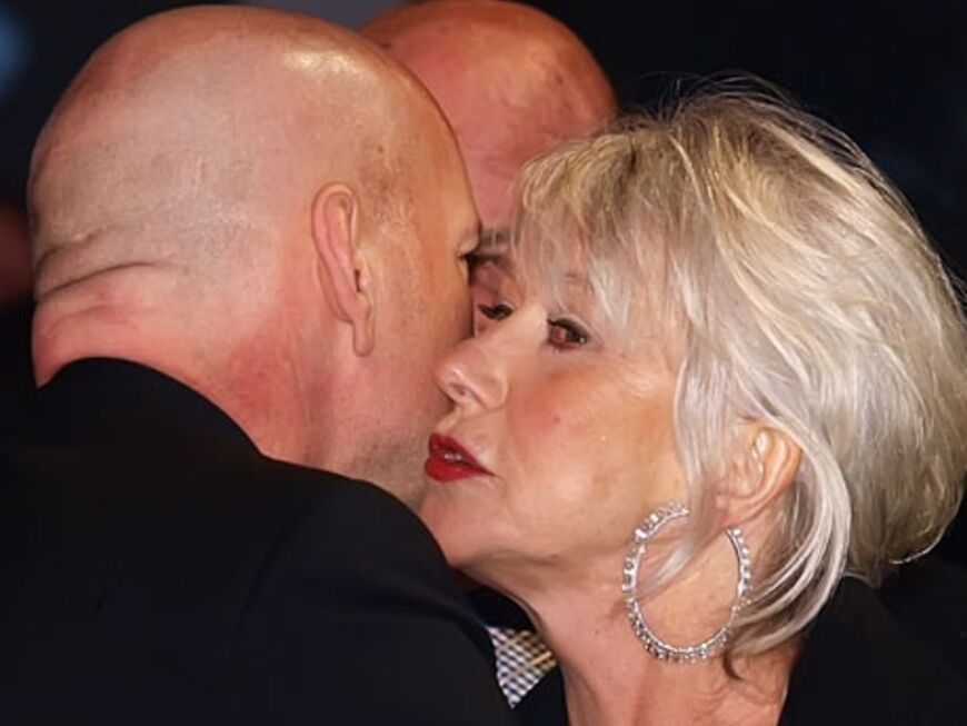Küsse für eine Grand Dame: Bruce Willis begrüßt seine Filmkollegin Helen Mirren auf dem roten Teppich der Royal Festival Hall