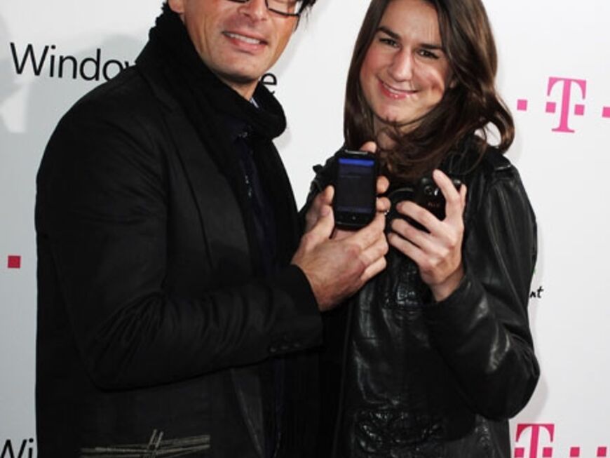 Jan Sosniok mit Freundin Nadine Möllers durften noch vor Verkaufsstart das Smartphone ausprobieren