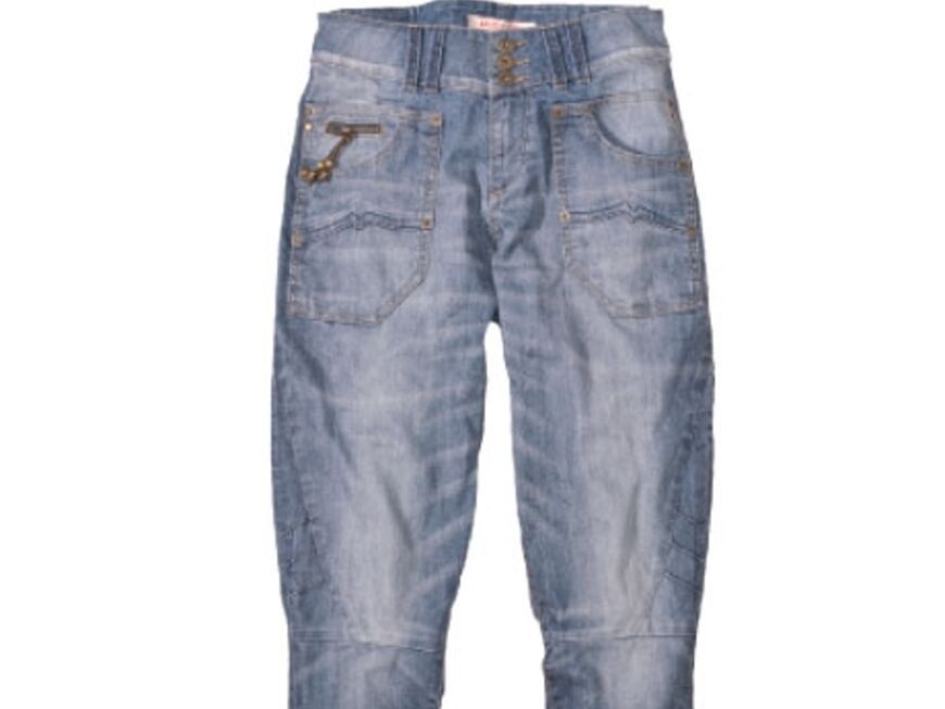 Baggy: Absolut lässig sind die neuen Boyfriend-Jeans mit tief sitzendem Schritt, Krempelsaum und Used-Waschung. Mustang, ca. 180 Euro