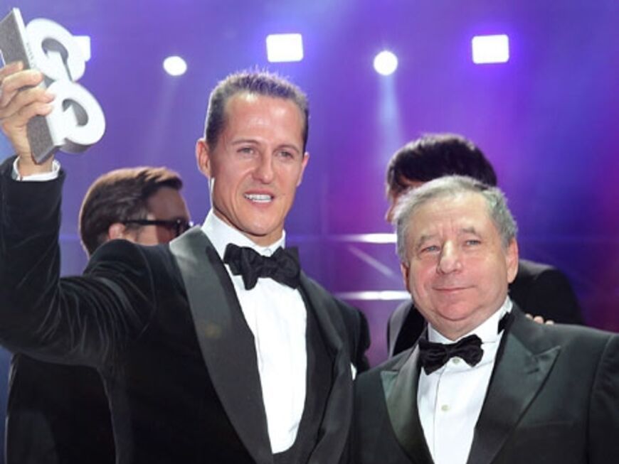 Formel-1-Star Michael Schumacher hält stolz seine Auszeichnung in die Luft. Er wurde in der Kategorie "Sport" geehrt