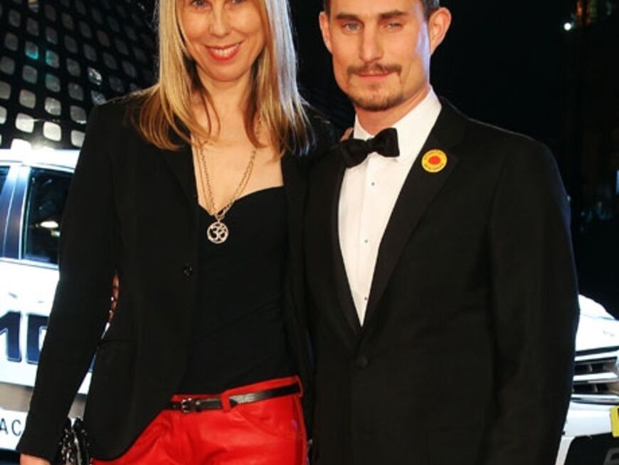 Clemens Schick posiert mit Verlegerin Angelika Taschen für die Fotografen