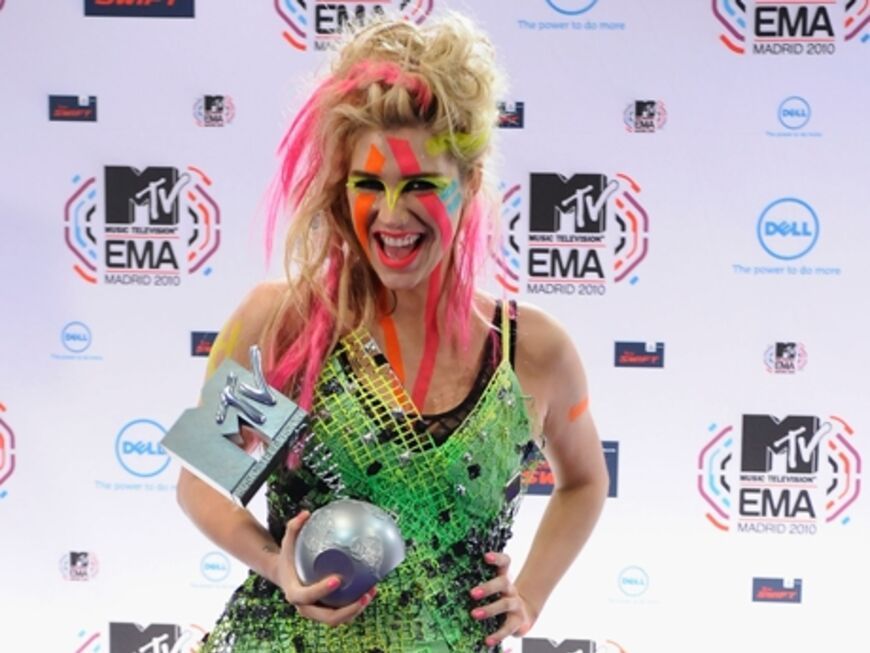 Kesha im Neon-Outfit. Sie wurde als beste Newcomerin ausgezeichnet