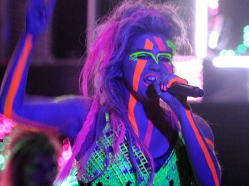 Kesha im aufwendigen Neon-Look