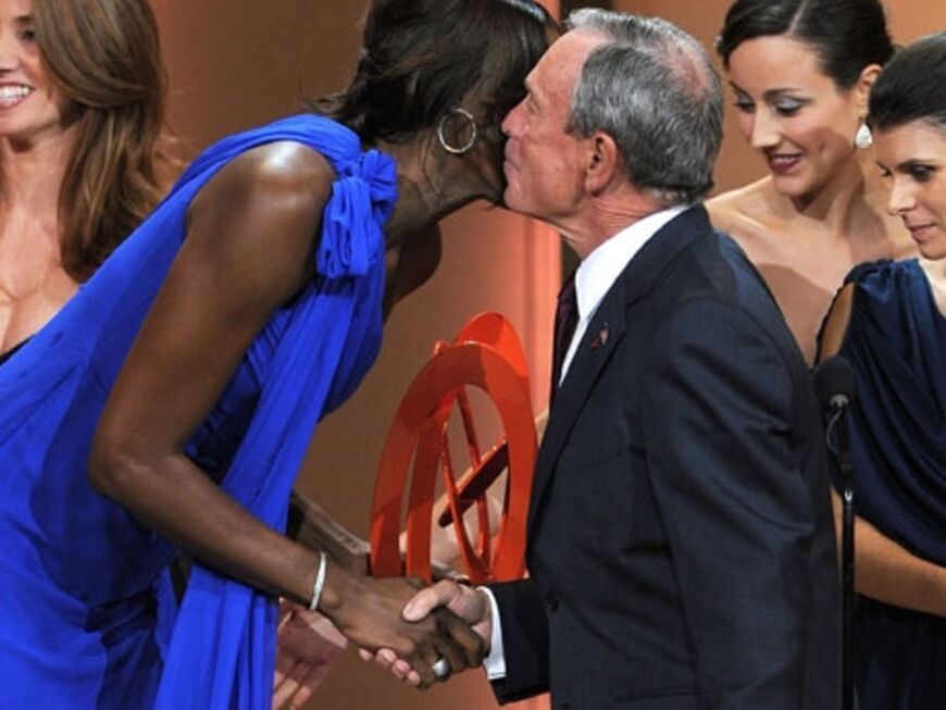 New Yorks Bürgermeister Michael Bloomberg überreichte der Sportlerin ihren Preis