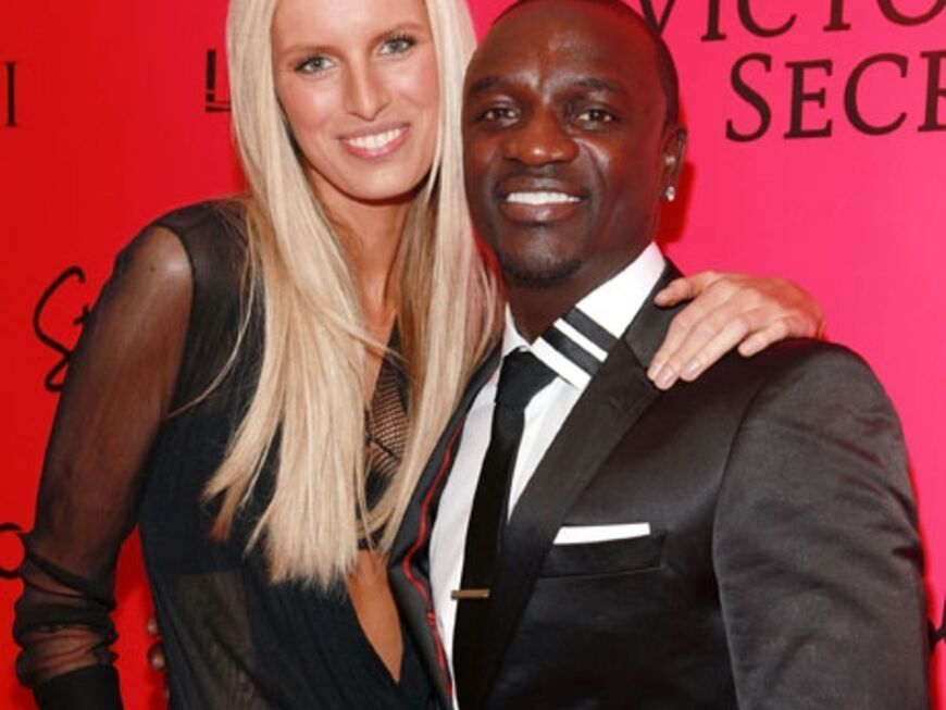 Model Karolina Kurkova begüßt Show-Act Akon auf dem pinken Teppich