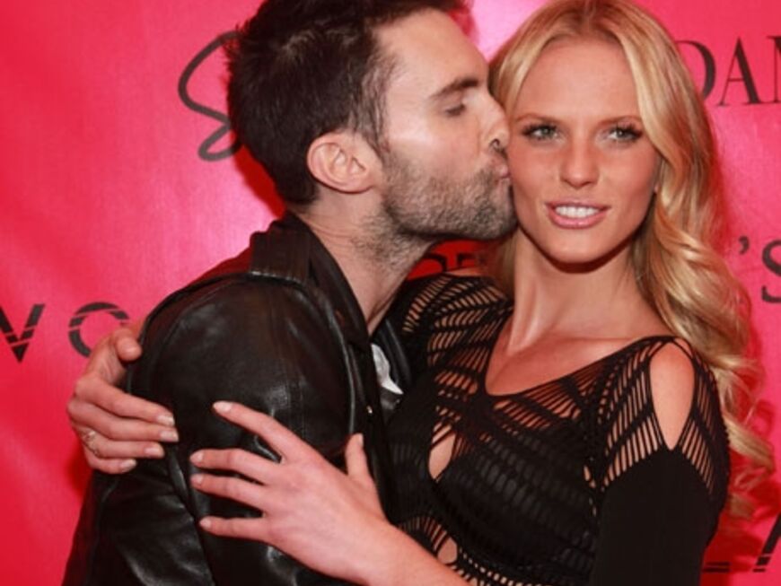 Frauenschwarm und "Maroon 5"-Frontmann Adam Levine knutscht Model Anne Vyalitsina