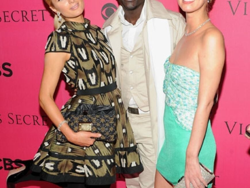 Die beiden Hilton-Schwestern posieren mit Akon auf dem pinken Teppich vor der Show