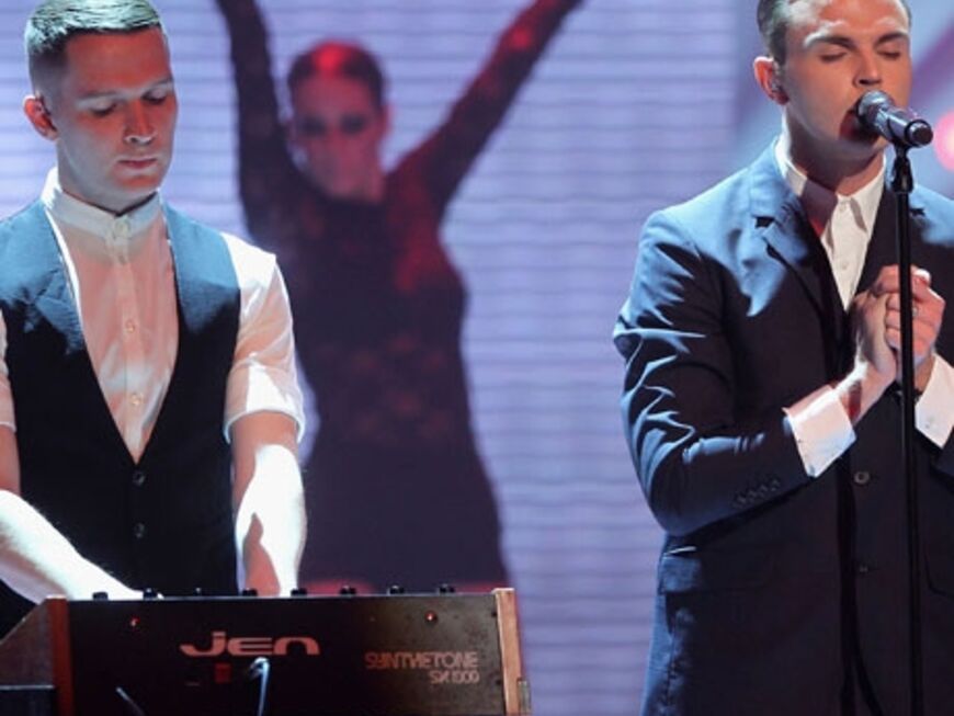 Großer Auftritt: Adam Anderson und Theo Hutchcraft von "Hurts" performen live auf der Bühne
