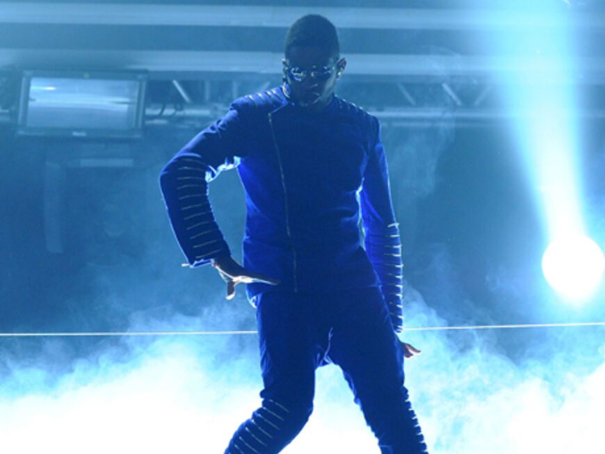 Usher legte nicht nur eine großartige Performance hin. Der Sänger wurde auch mit einem Preis ausgezeichnet. Glückwunsch!