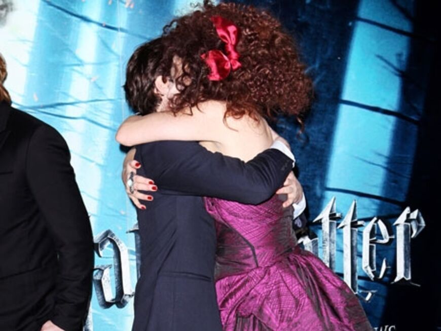 Die Schauspielerin umarmt Daniel Radcliffe