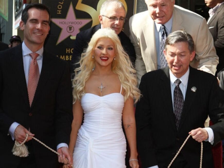 Ein aufregender Moment: Christina entüllt ihren Stern auf dem Walk of Fame und darf sich nun zu den ganz Großen zählen