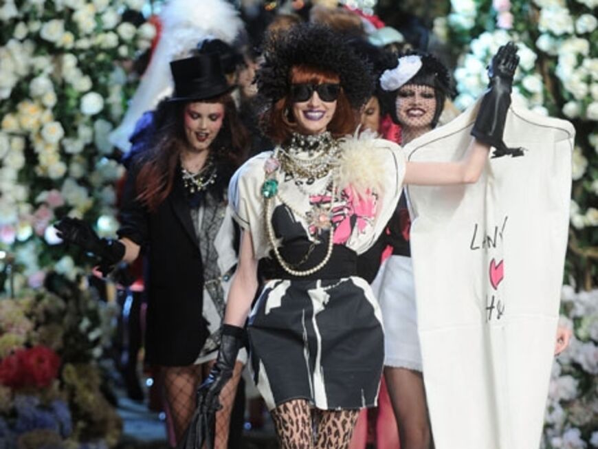 Übrigens: Alle 25 gezeigten Haute Couture-Entwürfe werden zugunsten von Unicef versteigert