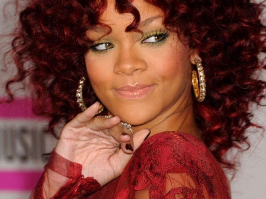 Rihanna wurde von den Zuschauern zur beliebtesten Künstlerin gewählt und durfte einen Award mit nach Hause nehmen. Gratulation!