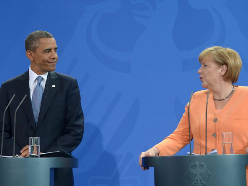 Barack hört Angie gespannt zu als sie im Bundeskanzleramt eine Rede hält