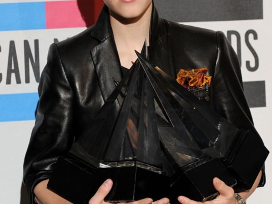 Absoluter Abräumer des Abends: Der 16-jährige Justin Bieber räumte gleich vier Preise ab. Das Publikum wählte ihn zum "Künstler des Jahres". Außerdem gewann er in der Kategorie "Bester Durchbruch", "Bester Künstler Rock/Pop" und "Bestes Album Rock/Pop" ab. Damit ist er der jüngste Gewinner in der Sparte "Künstler des Jahres" in der Geschichte der US-Musikpreisverleihung
