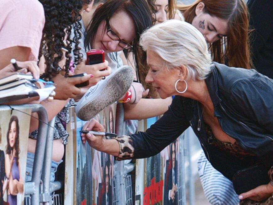 Egal ob auf Karten oder Schuhen: Schauspielerin Helen Mirren erfüllt (fast) alle Autogrammwünsche