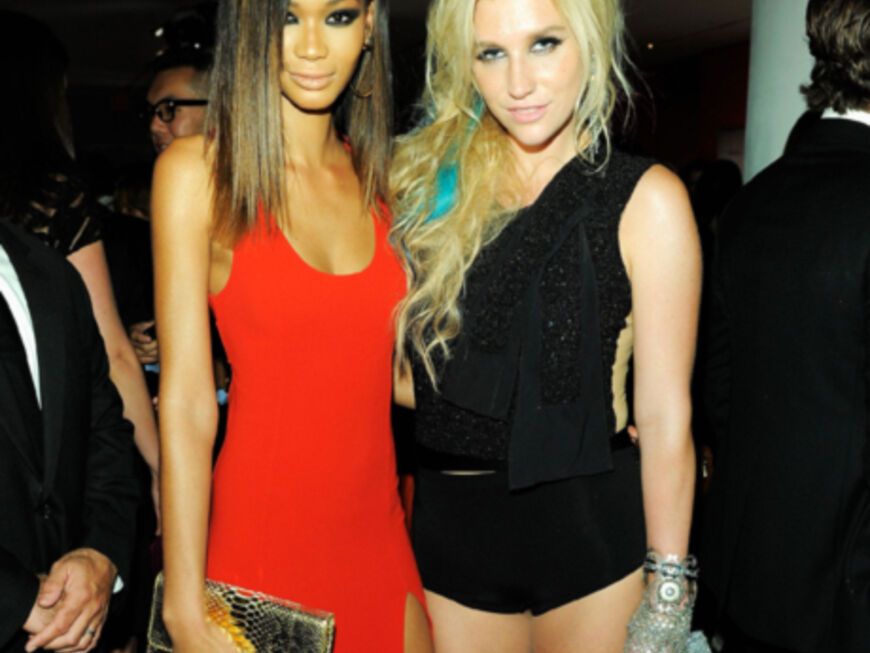 Auch Sängerin Kesha ließ sich nicht zwei Mal bitten und kam ganz in Schwarz. Model Chanel Iman strahlte hingegen mit ihrem bodenlangen Kleid um die Wette