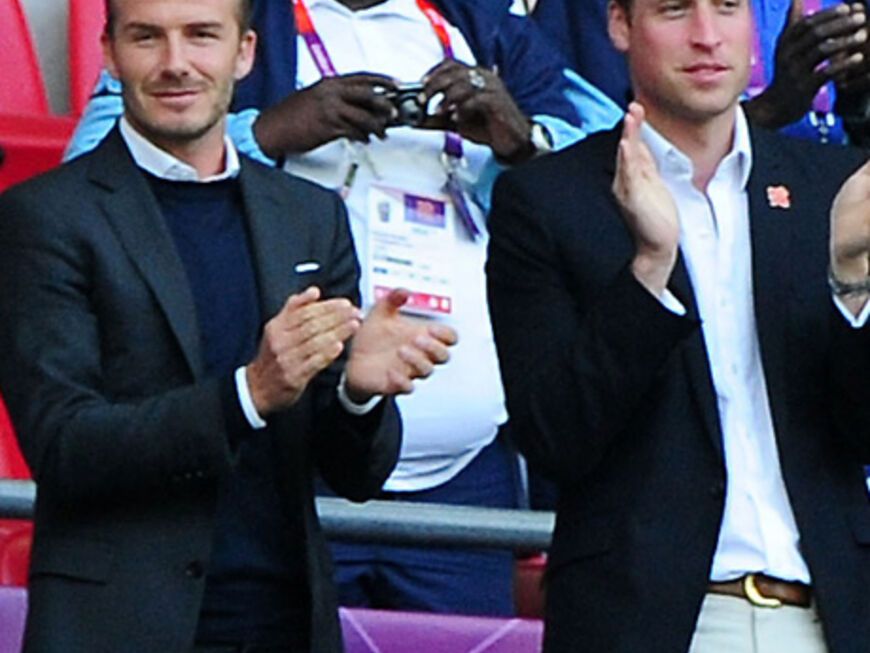 David Beckham und Prinz William feuern den britischen Tennisstar Ryan Giggs in der Wembley Arena an