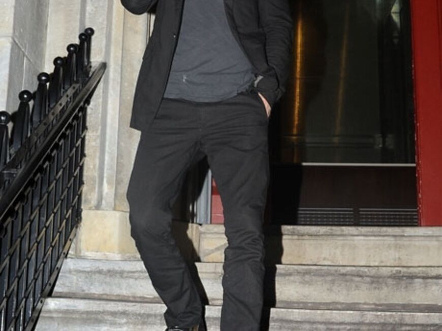 Jude Law verlässt morgens das Haus von Sienna Miller