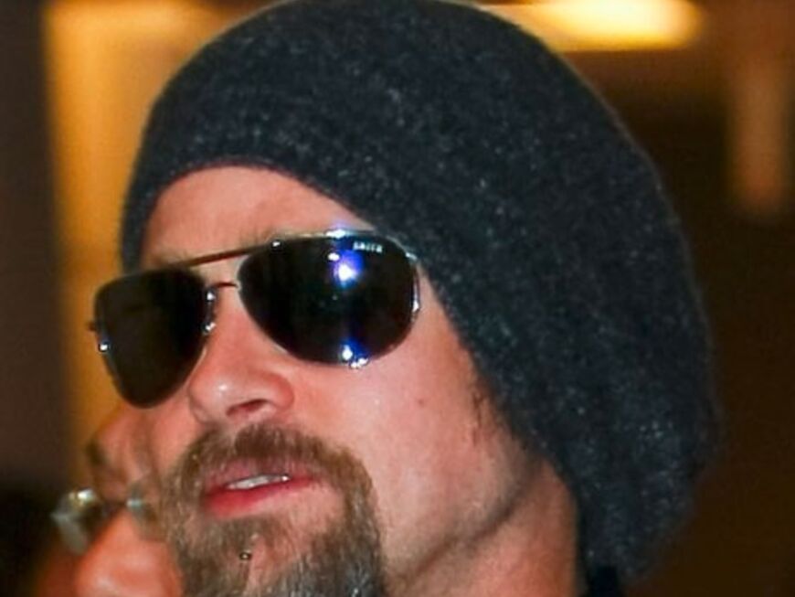 Brad Pitt liebt momentan den coolen Casual-Chic. Er versteckt seine tollen Haare immer öfters unter einer Mütze