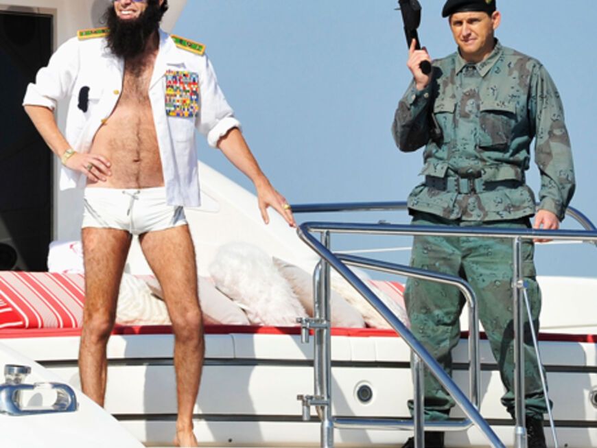 Schabernack mit Sacha Baron Cohen: Der schippert als "Admiral General Aladeen" vor der französischen Küste mit seiner Luxusjacht herum