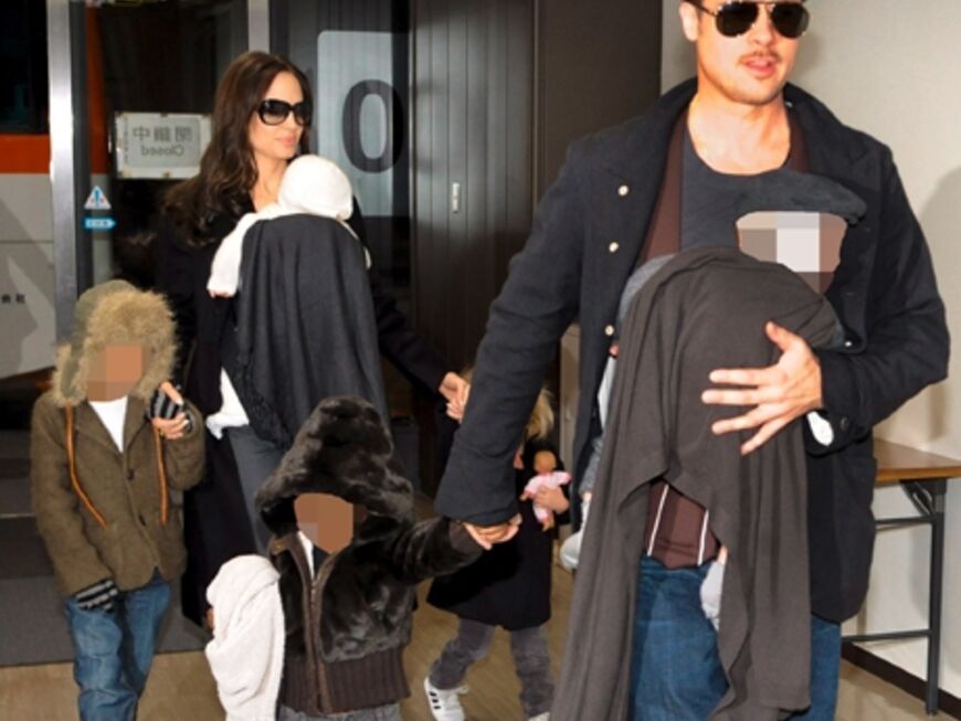 Angelina Jolie und Brad Pitt mit ihren sechs Kindern am Flughafen in der Nähe von Tokio 